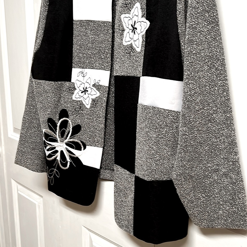 Anthony Richard’s Gray Black White Floral Open Textured Blazer Size 16P - Picture 5 of 8